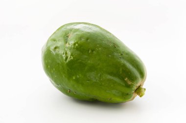 Beyaz arkaplanda yeşil papaya