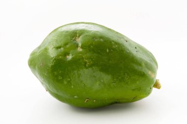 Beyaz arkaplanda yeşil papaya