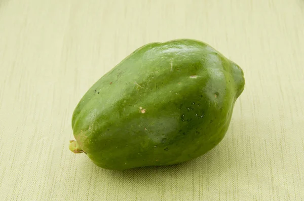 绿色布上的绿色木瓜 — 图库照片