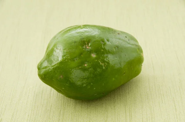 Grüne Papaya Auf Grünem Tuch — Stockfoto