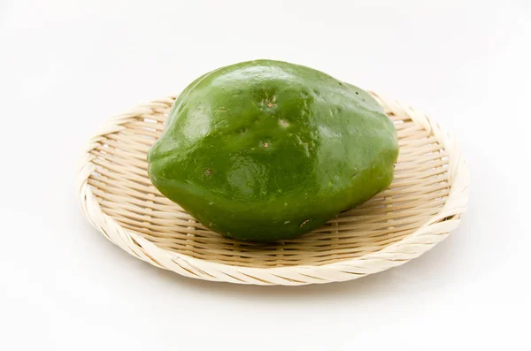 Green Papaya Een Bamboe Zeef Witte Achtergrond — Stockfoto
