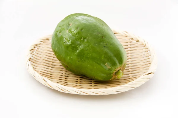 Zöld Papaya Egy Bambusz Szitán Fehér Háttér — Stock Fotó