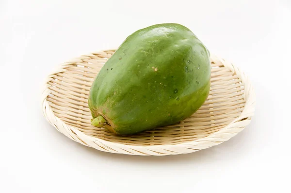 Zöld Papaya Egy Bambusz Szitán Fehér Háttér — Stock Fotó