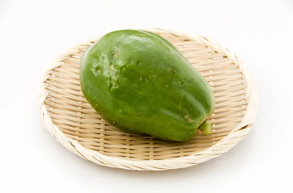 Green Papaya Een Bamboe Zeef Witte Achtergrond — Stockfoto