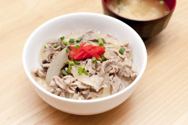 Japon yemeği, Butadon, kırmızı zencefilli domuz pirinci kasesi.