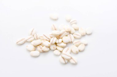 Yuvarlanan arpa beyaz arkaplanda izole edildi