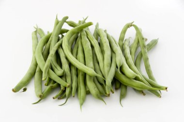 Beyaz arkaplanda çalı fasulyeleri izole