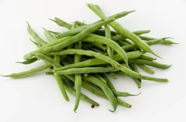 Beyaz arkaplanda çalı fasulyeleri izole