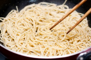 Tavada ev yapımı makarna.