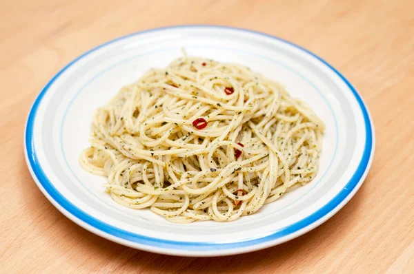 Espaguetis Con Pesto Albahaca Plato Sobre Mesa — Foto de Stock