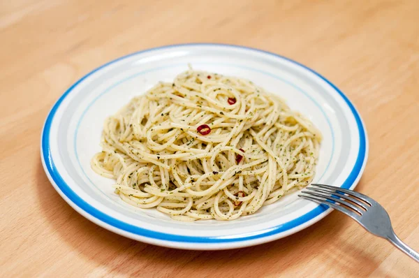 Espaguetis Con Pesto Albahaca Plato Sobre Mesa —  Fotos de Stock