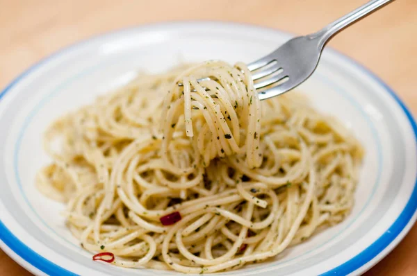 Espaguete Com Pesto Manjericão Uma Chapa Mesa — Fotografia de Stock