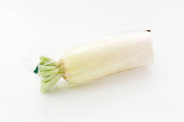 Rabanete Branco Japonês Saco Plástico Fundo Branco — Fotografia de Stock