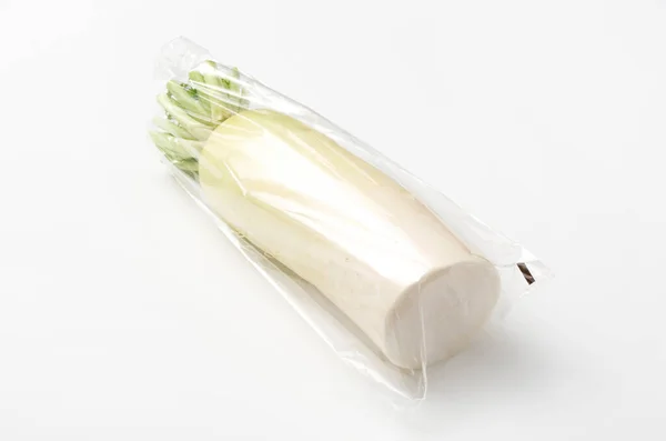 Ravanello Bianco Giapponese Sacchetto Plastica Sfondo Bianco — Foto Stock