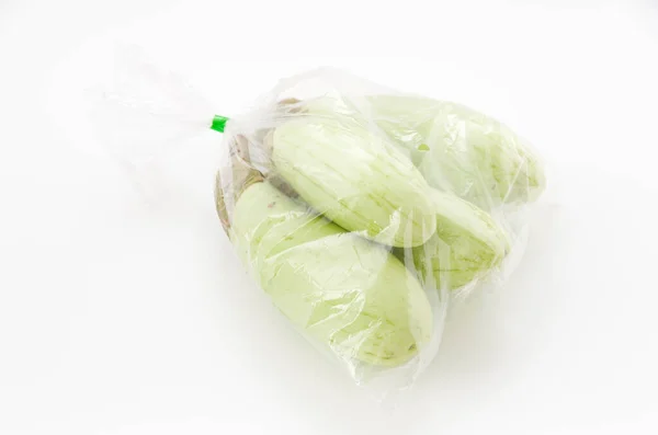 Zelený Lilek Igelitovém Sáčku Bílém Pozadí — Stock fotografie