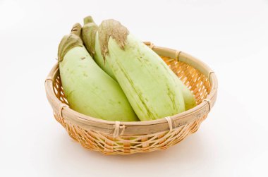 Bambu elek beyaz arka planda yeşil patlıcan