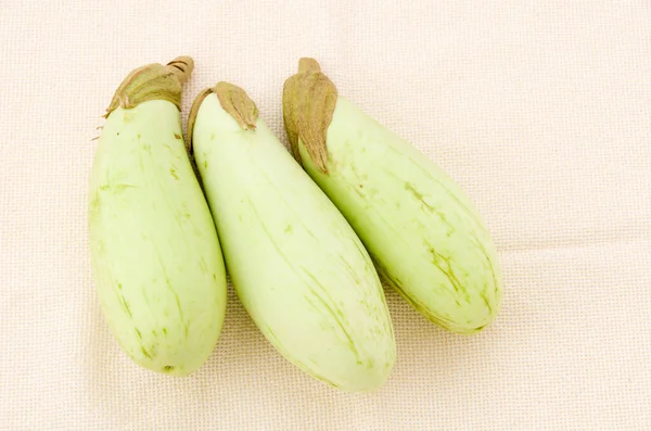 Grüne Auberginen Auf Gedämpftem Tuch — Stockfoto