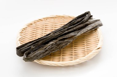 Kurutulmuş kombu yosunu Japon kuru yosunu bambu elek üzerinde.