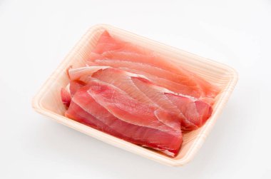 Beyaz arka planda köpüklü tepside kılıçbalığı filetosu..