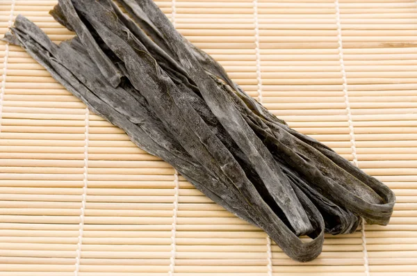 Αποξηραμένα Φύκια Kombu Ιαπωνικά Ξηρά Φύκια Στρώμα Μπαμπού — Φωτογραφία Αρχείου