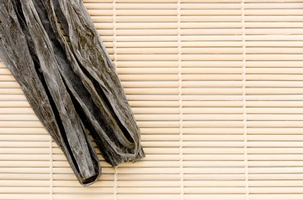 Algas Kombu Secas Algas Japonesas Secas Sobre Estera Bambú —  Fotos de Stock
