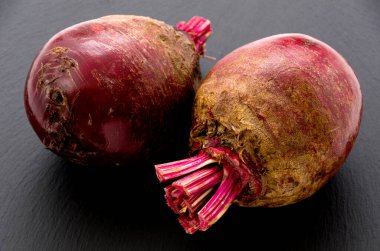 Siyah taş tabakta kırmızı pancar ya da pancar.