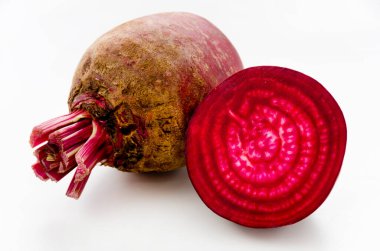 İzole pancar. Kırmızı pancar kökü ve beyaz arka planda yarım izole edilmiş..