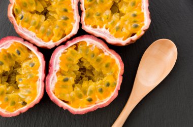 Siyah taş tabakta tutku meyvesi