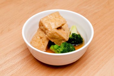 Japon yemeği, brokolili haşlanmış Atsuage (kalın soya peyniri). 