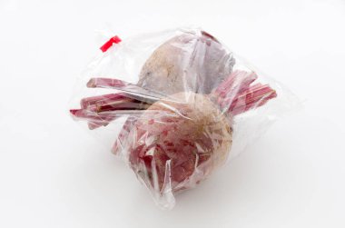 Kırmızı pancar ya da plastik torbada pancar.