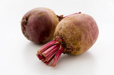 Beyaz arka planda kırmızı pancar veya pancar.