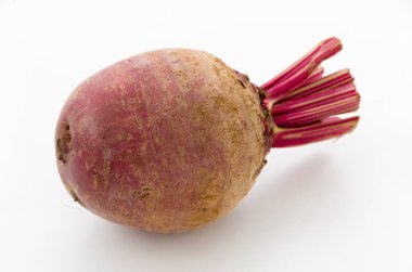 Beyaz arka planda kırmızı pancar veya pancar.