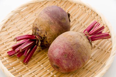 Bambu elek üzerinde kırmızı pancar ya da pancar..