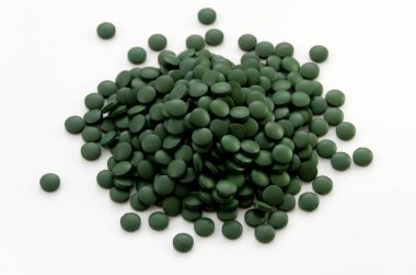 Beyaz arkaplanda yeşil haplar,