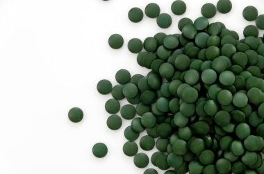 Beyaz arkaplanda yeşil haplar,