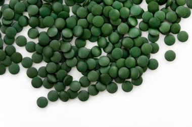 Beyaz arkaplanda yeşil haplar,