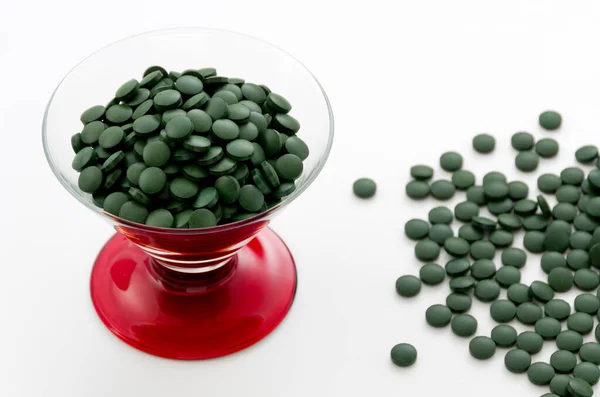 Zielone Tabletki Spirulina Tabletki Szkle — Zdjęcie stockowe
