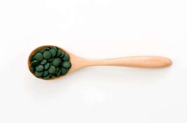 Pillole Verdi Compresse Spirulina Cucchiaio Legno Sfondo Bianco — Foto Stock