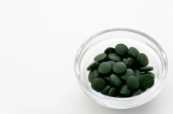 Zelené Pilulky Spirulina Tablety Skleněné Misce — Stock fotografie