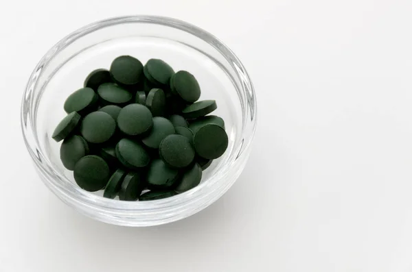 Zielone Tabletki Spirulina Tabletki Szklanej Misce — Zdjęcie stockowe