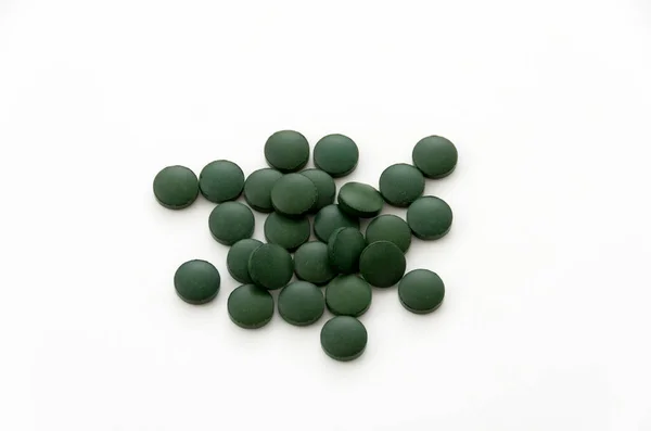 Zelené Pilulky Spirulina Tablety Bílém Pozadí — Stock fotografie