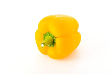 Paprika. Beyaz arka planda sarı dolma biber