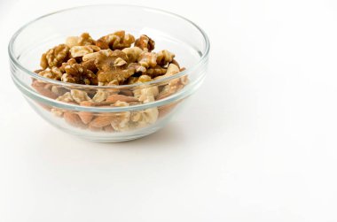 Beyaz arka planda istiflenmiş fındık karışımı.