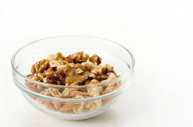 Beyaz arka planda istiflenmiş fındık karışımı.