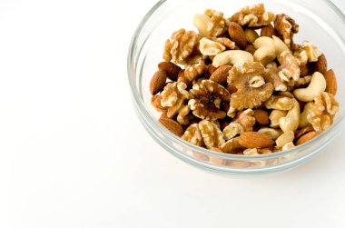 Beyaz arka planda istiflenmiş fındık karışımı.