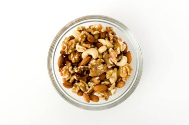 Beyaz arka planda istiflenmiş fındık karışımı.