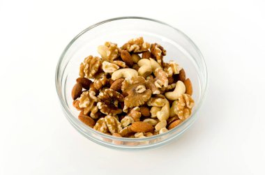 Beyaz arka planda istiflenmiş fındık karışımı.