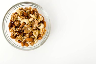 Beyaz arka planda istiflenmiş fındık karışımı.