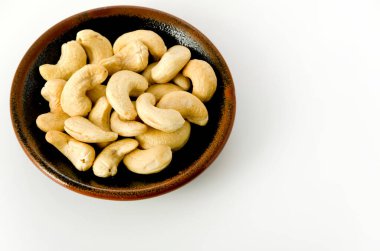 Beyaz arka planda kaju fıstığı. 