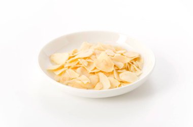 Küçük tabakta kurutulmuş sarımsak cipsi.